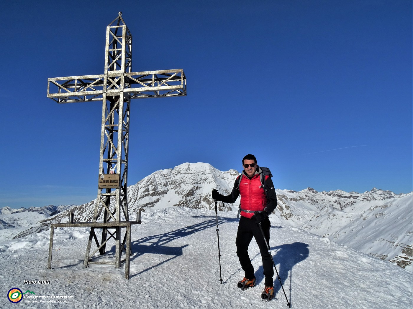 39 Alla croce di Cima Grem (2049 m) con vista in Arera (2512 m).JPG